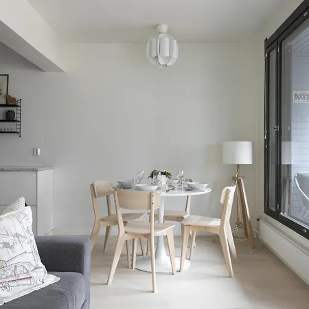 2ndhomes Cozy 60m2 1br With Balcony By Station